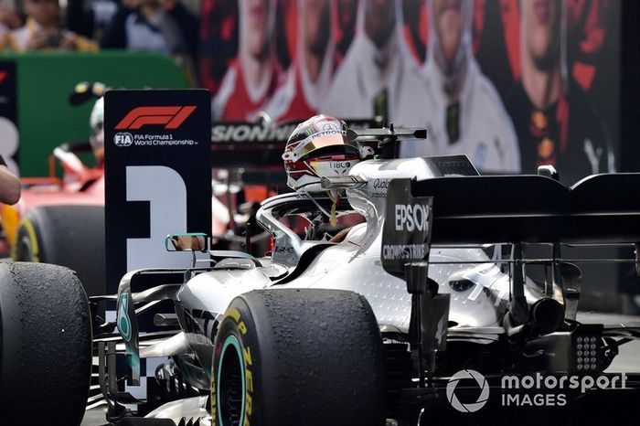 Lewis Hamilton celebra su victoria en China
