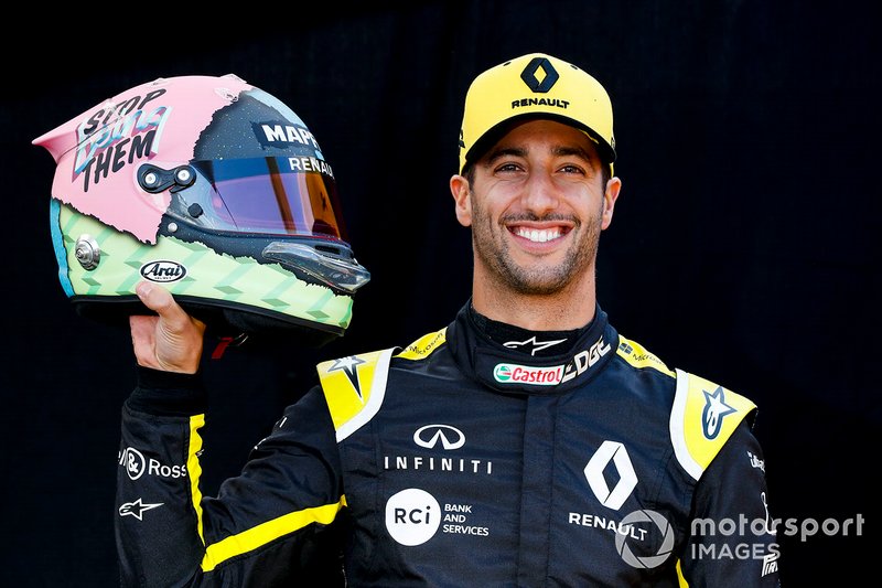 Daniel Ricciardo, Renault F1 Team, con il suo casco