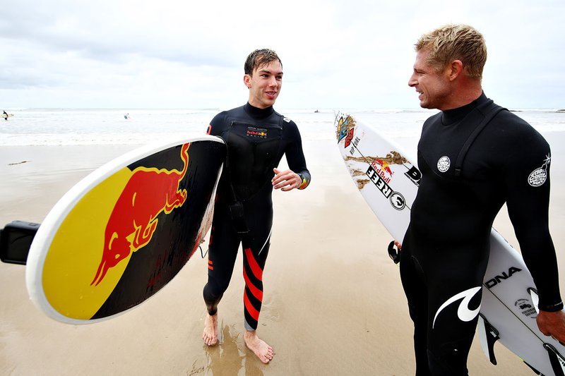 Pierre Gasly, Red Bull Racing surfeando con la leyenda del surf Mick Fanning
