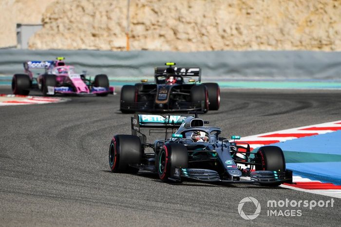 Lewis Hamilton, Mercedes AMG F1 W10, Kevin Magnussen, Haas F1 Team VF-19, y Lance Stroll, Racing Point RP19