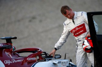 Kimi Raikkonen, Alfa Romeo Racing C38, dopo lo stop in pista