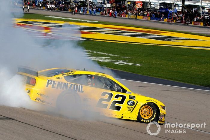 Joey Logano, Team Penske, Ford Mustang Pennzoil celebra con donas