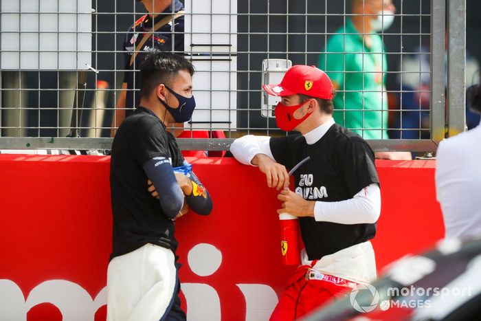 Alex Albon, Red Bull Racing y Charles Leclerc, Ferrari