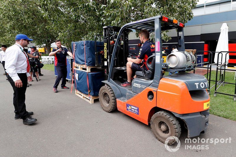 El personal de Red Bull empaca su equipo en el pitlane