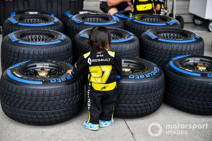 Jóvenes aficionados con neumáticos Pirelli