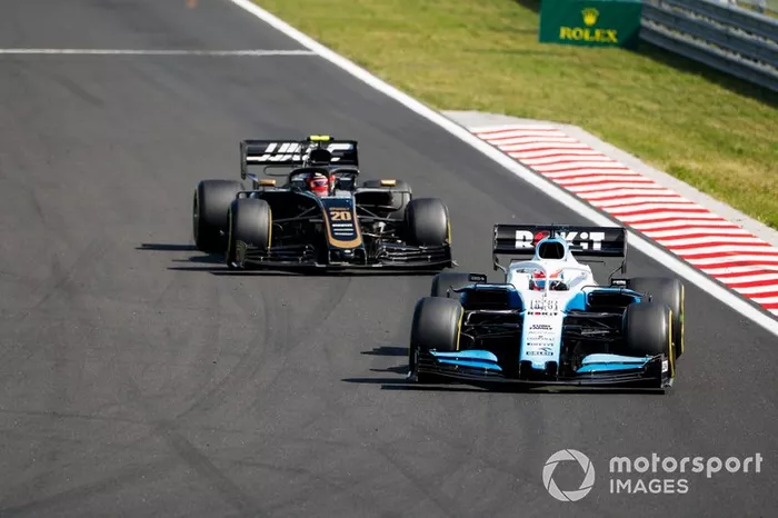 George Russell, Williams Racing FW42, precede Kevin Magnussen, Haas F1 Team VF-19