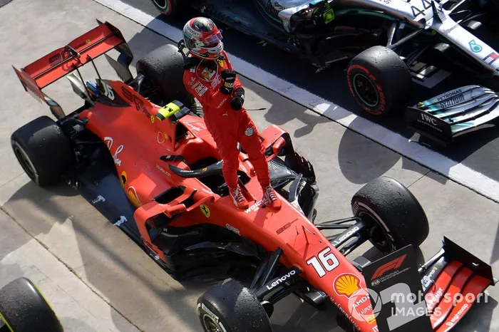 Charles Leclerc, Ferrari, primo classificato, festeggia al Parc Ferme