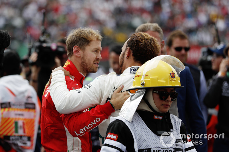 Sebastian Vettel, Ferrari, felicita al campeón mundial Lewis Hamilton, Mercedes AMG F1, en el Parc Ferme