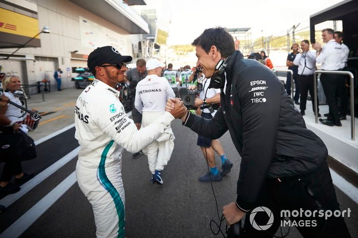 Lewis Hamilton, Mercedes AMG F1, con Toto Wolff, Mercedes AMG F1 Director de Motorsport