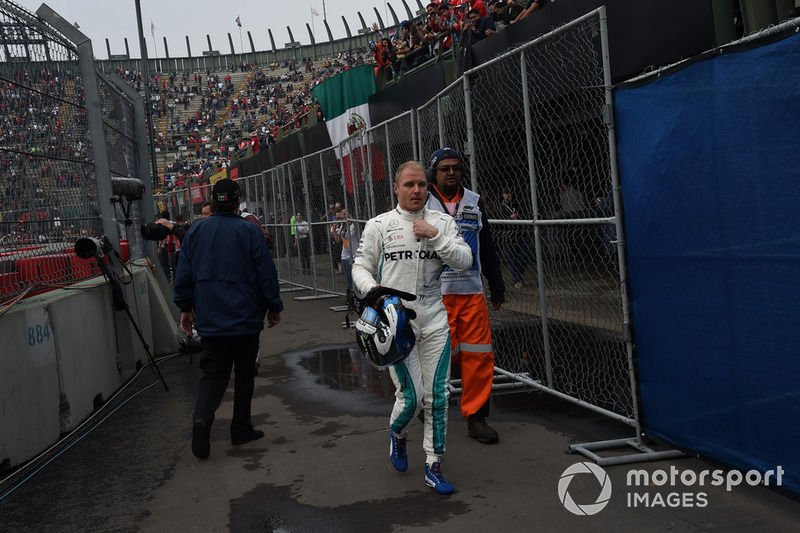 Valtteri Bottas, Mercedes AMG F1 después de detenerse en la pista durante el FP2