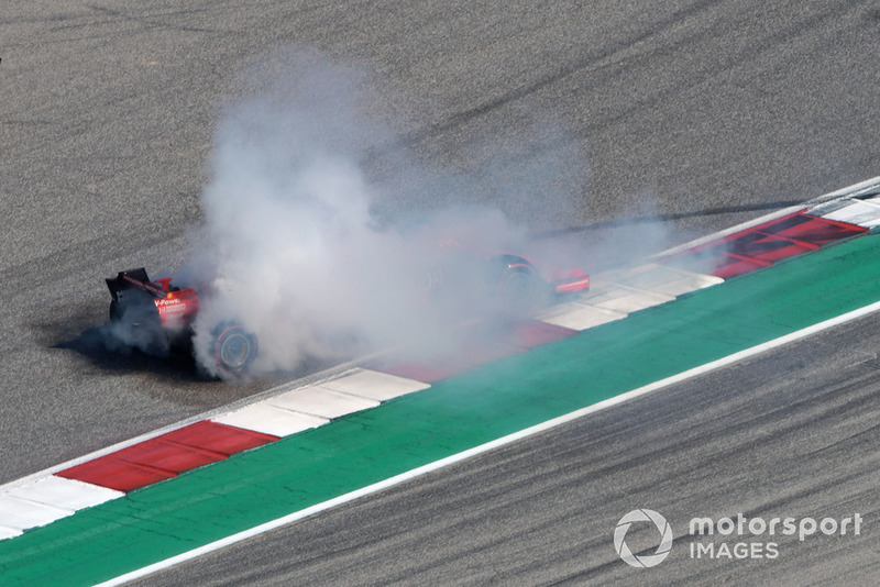 Sebastian Vettel, Ferrari SF71H hace un trompo después del contacto con Daniel Ricciardo, Red Bull Racing RB14