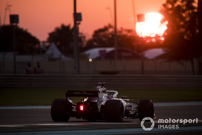 <img src="https://cdn-1.motorsport.com/static/custom/car-thumbs/F1_2018/CARS/sauber.png" alt="" width="250" /> Sauber