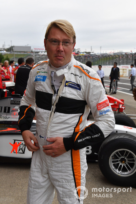 Mika Häkkinen pilote la McLaren MP4/13 à Suzuka