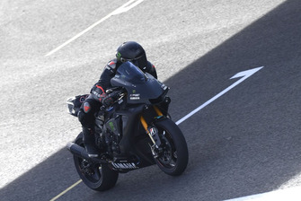 Lewis Hamilton prova la Yamaha Superbike