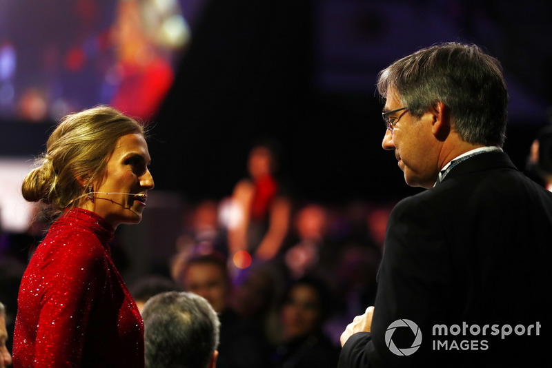 Julia Piquet parla con Mark Preston della Techeetah Formula E