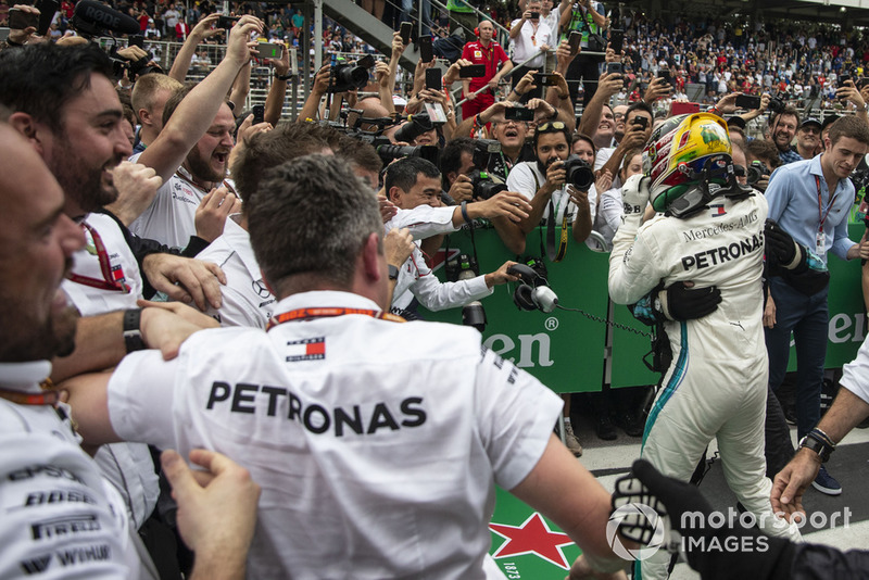 Lewis Hamilton, Mercedes AMG F1 fête sa victoire avec ses mécaniciens dans le Parc Fermé