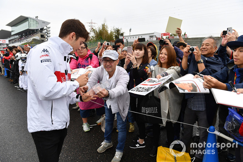 Charles Leclerc, Sauber signs autographs for the fans