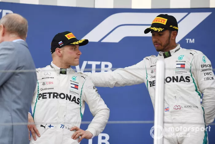 Hamilton mostró su agradecimiento con su compañero, al que habían arrebatado una más que probable victoria