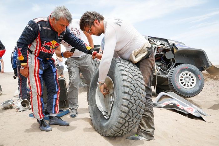 #300 X-Raid Mini JCW Team: Carlos Sainz tras su accidente