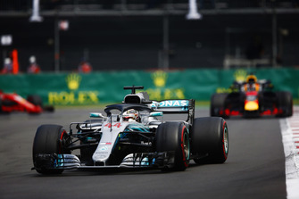 Lewis Hamilton, Mercedes AMG F1 W09 EQ Power+, devant Daniel Ricciardo, Red Bull Racing RB14