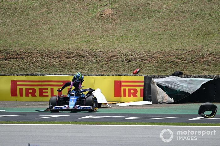 Esteban Ocon, Alpine F1 Team, sale de su coche dañado tras el contacto con Fernando Alonso, Aston Martin AMR23, en el Shootout 1