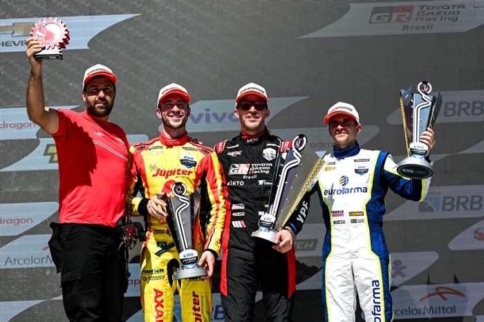 Pódio da corrida 2 no Velocitta (da esquerda para direita): Maurício Ferreira, Gabriel Casagrande, Matías Rossi e Daniel Serra