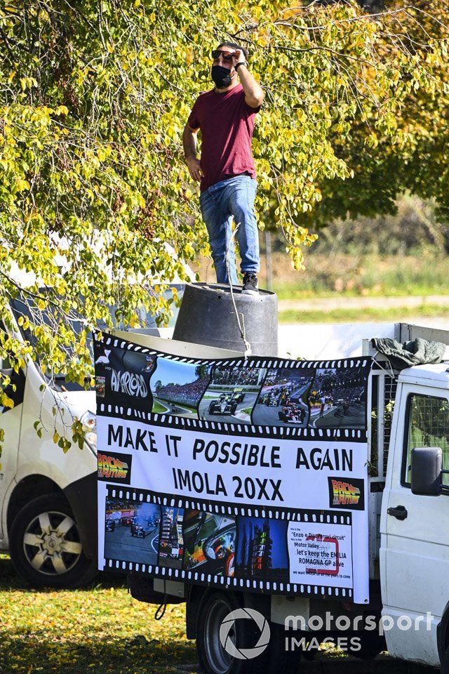 Un fan con una pancarta
