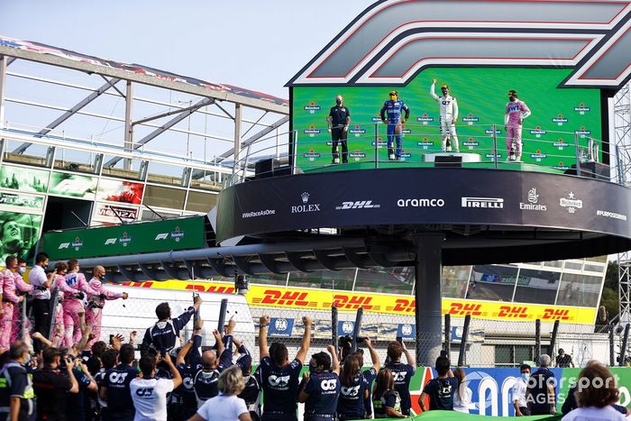 Podio: segundo lugar Carlos Sainz Jr., McLaren, ganador Pierre Gasly, AlphaTauri, y tercer lugar Lance Stroll, Racing Point