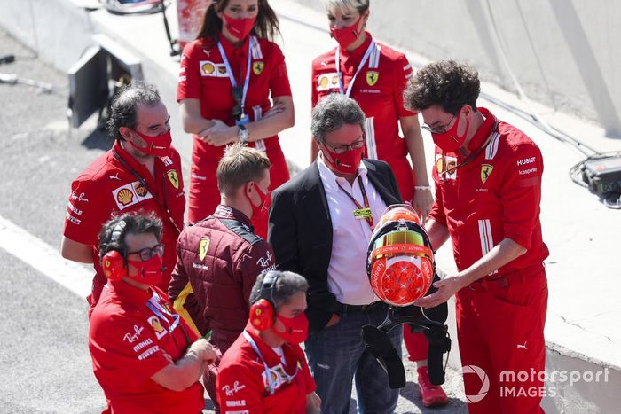 Louis Camilleri, CEO y Presidente de Ferrari, y Mattia Binotto, Director de la escudería Ferrari, le entregan a Mick Schumacher un casco basado en el diseño del casco de su padre, para que lo use mientras conduce el Ferrari F2004 donde ganó el campeonato