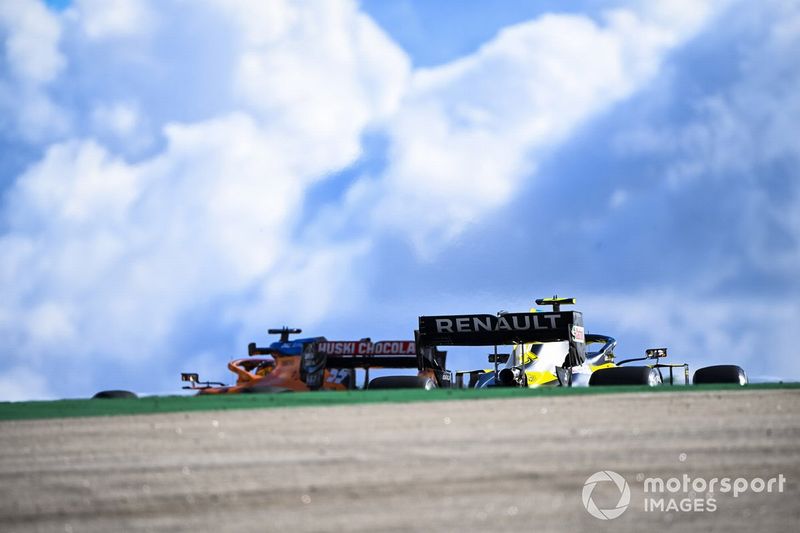 Carlos Sainz Jr., McLaren MCL35, Esteban Ocon, Renault F1 Team R.S.20