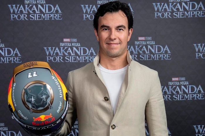 Sergio Pérez, Red Bull Racing con su casco con el diseño de Wakanda Por Siempre de Marvel