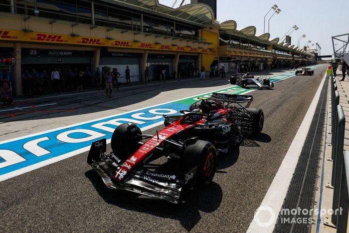 Guanyu Zhou, Alfa Romeo C43, en boxes