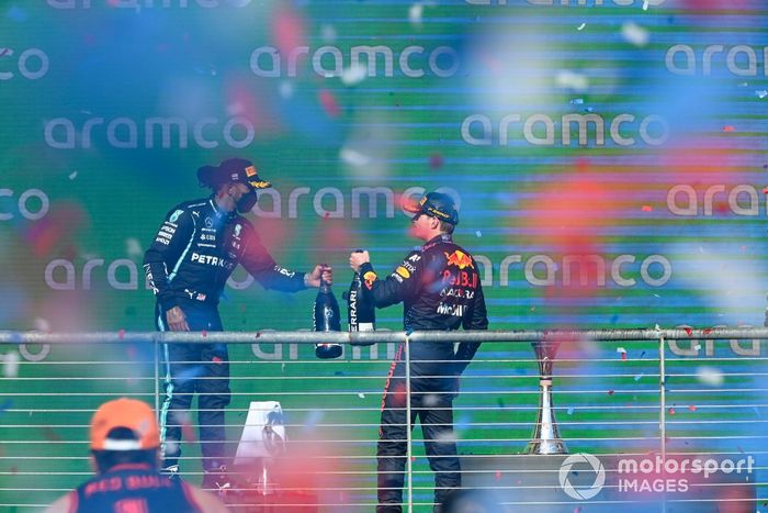 Podio: segundo lugar Lewis Hamilton, Mercedes, ganador Max Verstappen, Red Bull Racing