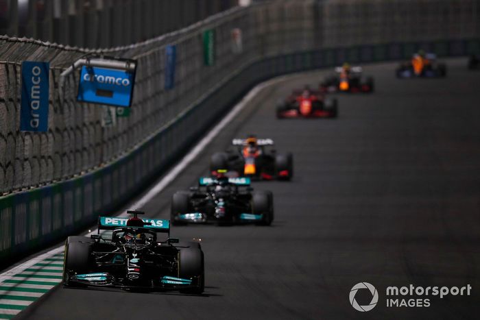 Lewis Hamilton, Mercedes W12, Valtteri Bottas, Mercedes W12, y Max Verstappen, Red Bull Racing RB16B