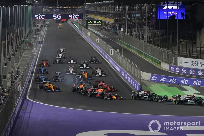 Lewis Hamilton, Mercedes W12, Valtteri Bottas, Mercedes W12, Max Verstappen, Red Bull Racing RB16B, Sergio Pérez, Red Bull Racing RB16B, Charles Leclerc, Ferrari SF21, y el resto de la parrilla de salida