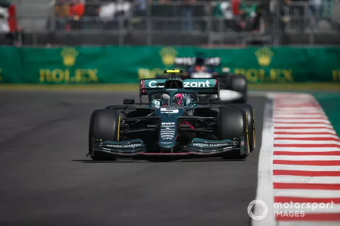 Sebastian Vettel, Aston Martin AMR21, George Russell, Williams FW43B