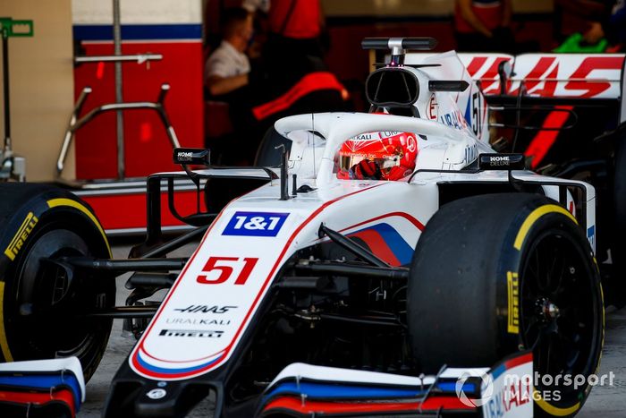 Pietro Fittipaldi, con un Haas F1 Team VF-19 adaptado (muleto) con los Pirelli de 18 pulgadas  