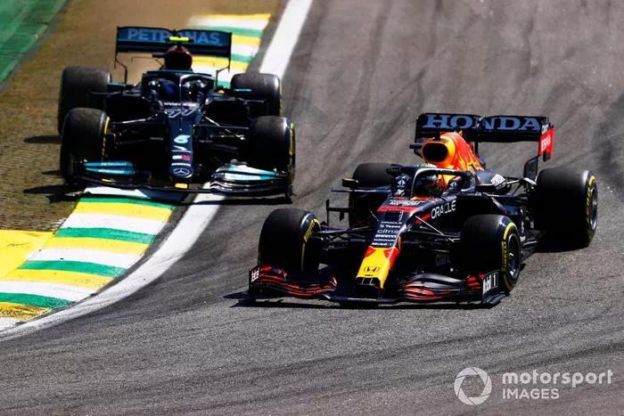Max Verstappen, Red Bull Racing RB16B, Valtteri Bottas, Mercedes W12