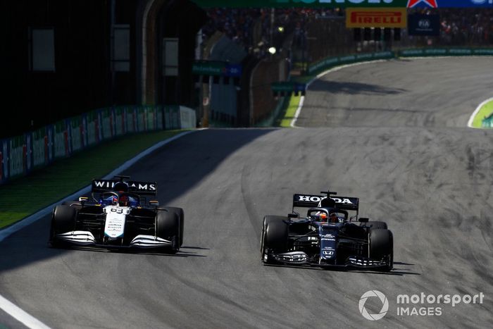 Yuki Tsunoda, AlphaTauri AT02, lucha con George Russell, Williams FW43B