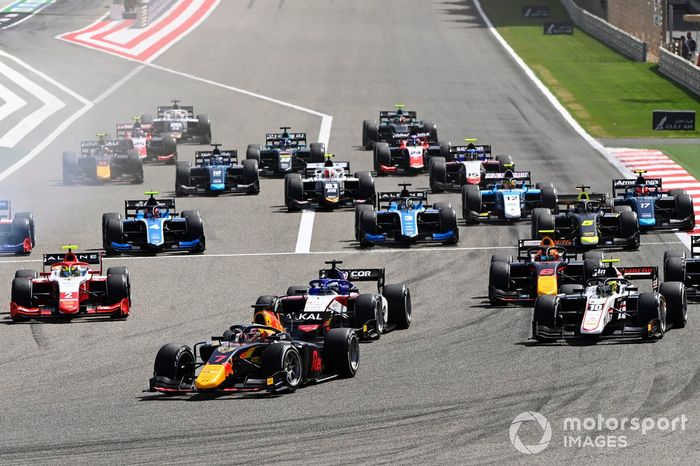 Liam Lawson, Hitech Grand Prix, lidera en la salida