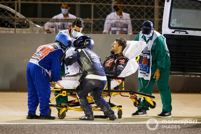 Delegados médicos asisten a Romain Grosjean, Haas F1, después del accidente en la primera vuelta