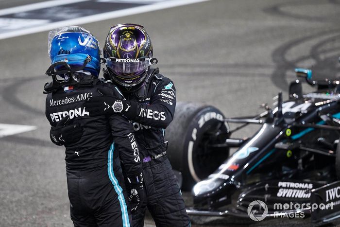 Valtteri Bottas, Mercedes-AMG F1, 2ª posición, y Lewis Hamilton, Mercedes-AMG F1, 3ª posición, se felicitan mutuamente en la parrilla