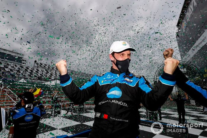 Ganador #10 Wayne Taylor Racing Acura ARX-05 Acura DPi: Filipe Albuquerque celebra