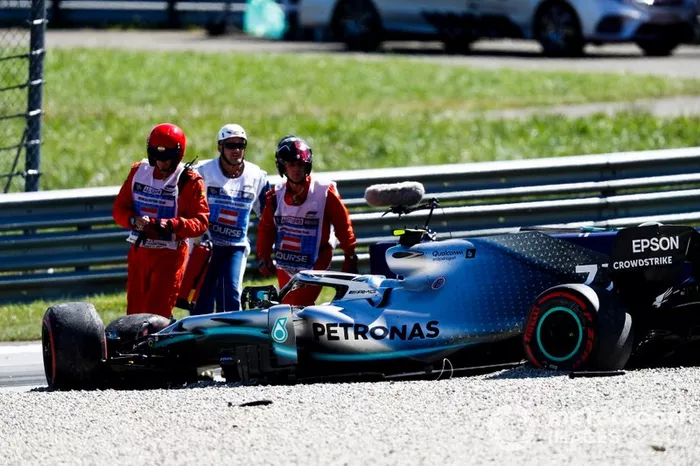 Marshals coming to the crash of Valtteri Bottas, Mercedes AMG W10 