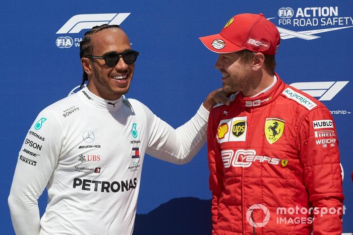 Los primeros clasificados Lewis Hamilton, Mercedes AMG F1, y el ganador de la pole Sebastian Vettel, Ferrari