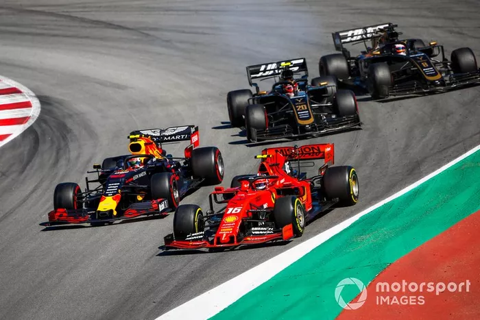 Charles Leclerc, Ferrari SF90, Pierre Gasly, Red Bull Racing RB15, Kevin Magnussen, Haas F1 Team VF-19 e Romain Grosjean, Haas F1 Team VF-19, in lotta