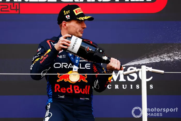 Max Verstappen, Red Bull Racing, 1ère position, pulvérise le champagne de la victoire.