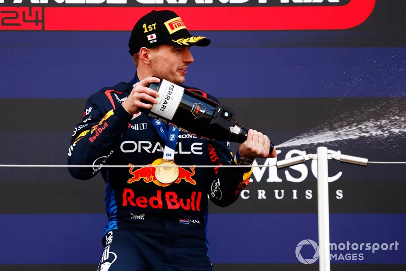 Max Verstappen, Red Bull Racing, 1ère position, pulvérise le champagne de la victoire.