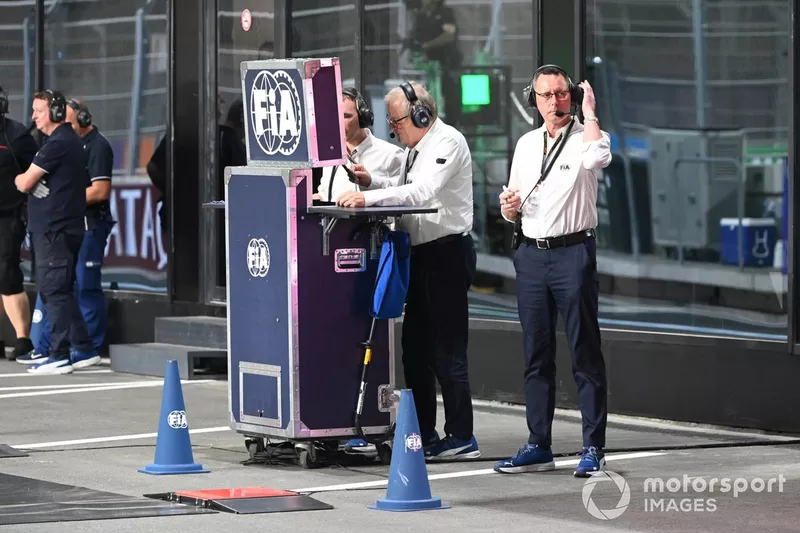Le personnel de la FIA au travail