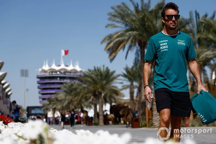Fernando Alonso, Aston Martin F1 Team, arrive dans le paddock